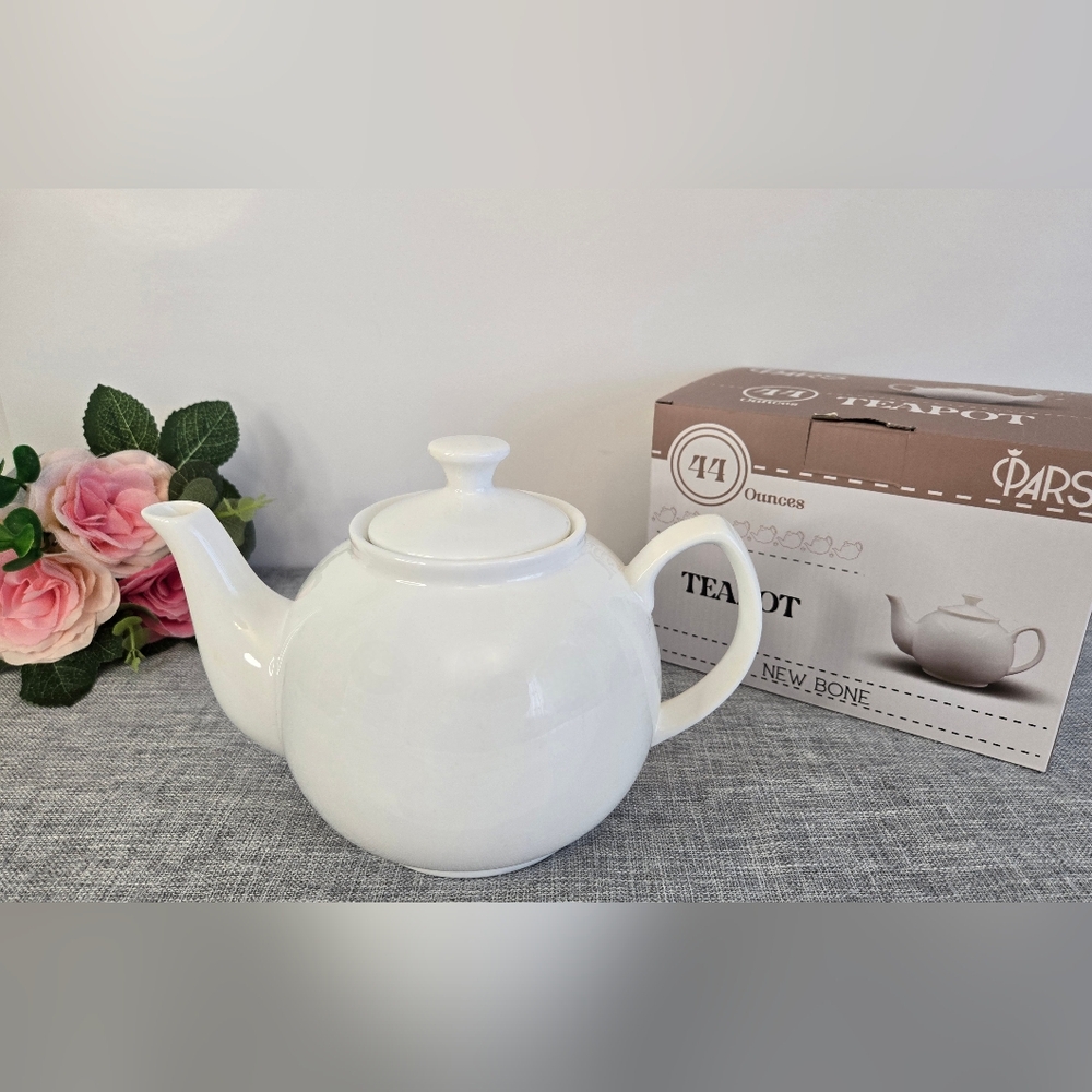 Vintage White 'New Bone' Ceramic‎ Teapot By Pars 44 Ounces, New Condition